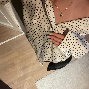 Zara blus  - Oanvänd satin blus från zara, nypris 330kr!