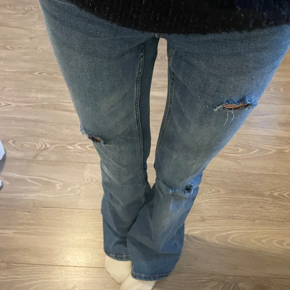 helt nya lågmidjade jeans med hål ifrån vero Moda! Super snygga, storlek 34. 450kr💗. Jeans & Byxor.