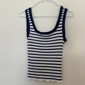 Randigt linne - Ett superfint randigt linne från H&M i storlek S. Aldrig använt men testat. 