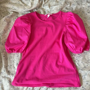 Oanvänd puffärmad topp! - Jättefin chockrosa topp från H&M. Aldrig använd. För mer info kom privat❤️