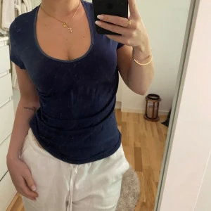 T-shirt - T-shirt från Lindex. Storlek s.