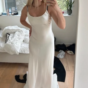 Vit satin klänning  - Säljer en fin vit satin klänning som passar perfekt som sommar/kvälls klänning🤍Storlek S/36, passar mig brukar ha 34/36💕är 169 se bild💕Bra längd för någon mellan 160-170 om man vill att den ska gå ner i marken🤍Från bershka, liten defekt se bild 3