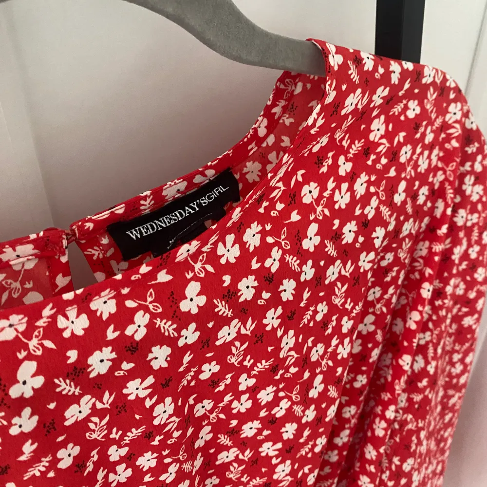Röd klänning med vita blommor från Wednesdays Girl i storlek S. Använd endast en gång och i mycket bra skick!. Klänningar.