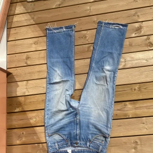 Vintage Levis 517 - Ett par somriga Levis 517 i en fin ljusblå färg Har en lagning i skrevet( kan fixa bild om man vill se) finns tecken på slitage längst ned vid byxöppningen  