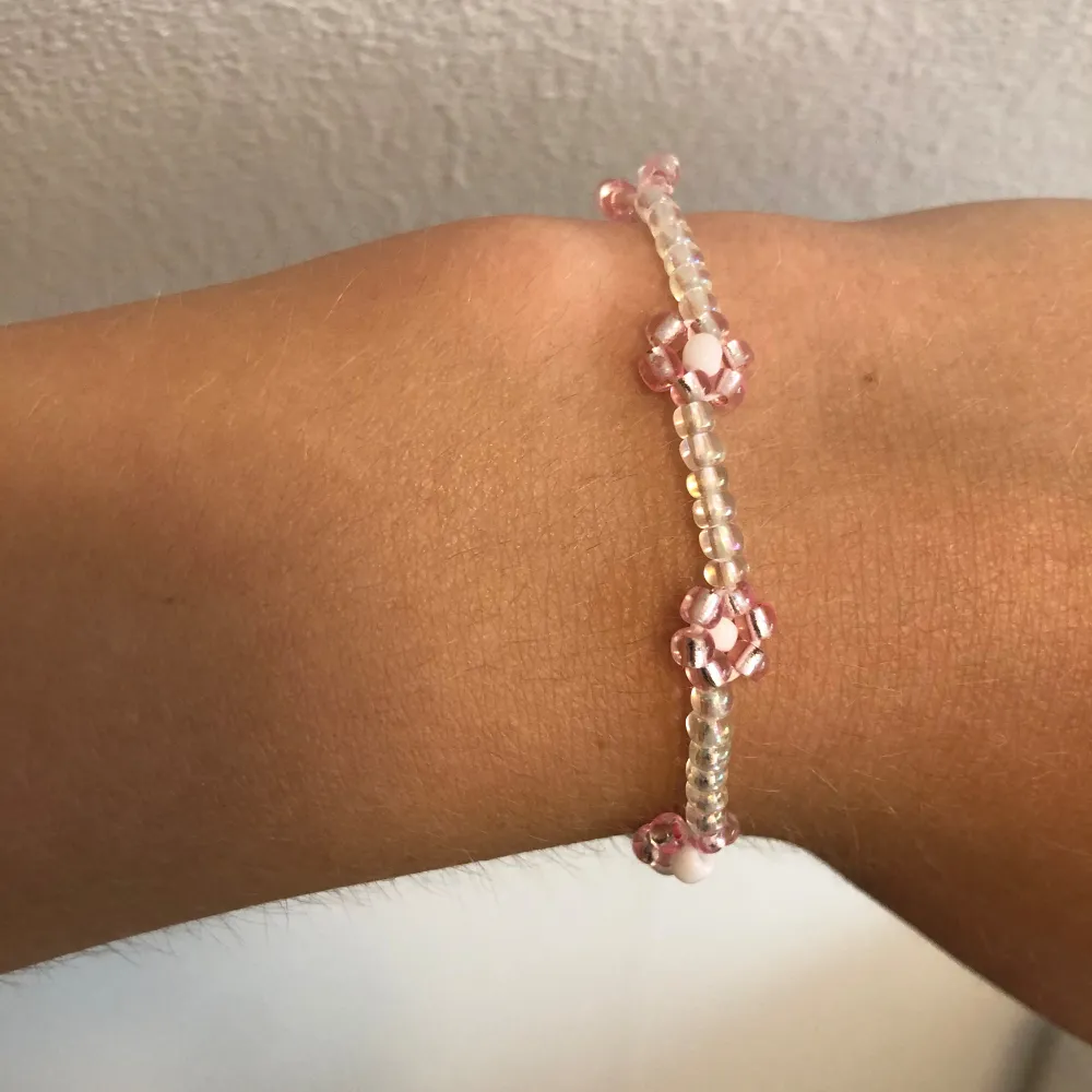 Armbanden på bild nr 1 kostar 35kr/st (har fler i lager.) Om man köper 3st kostar det endast 99kr! Armbandet på bild nr 2 kostar 49kr/st (har fler i lager). Obs! Man kan även välja färg själv!💓. Accessoarer.