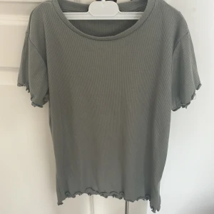 T-shirt - Kortärmad tröja från lager 157 i storlek S Aldrig använd 