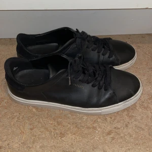 Axel arigato  - Har använt dom några gånger dom är i 8/10 som Skick storlek 42