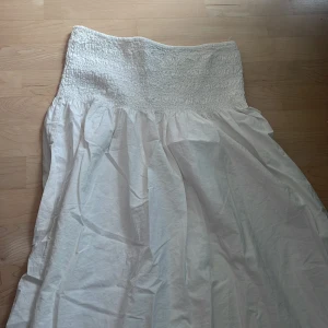 Vit långkjol💞 - Vit kångkjol som är sparsamt använd på grund av att den är förstor. Kontakta mig om ni vill ha fler bilder eller information 💞