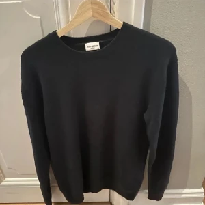 John henric tröja  - Säljer jätte skön john henric tröja storlek m frågor kring den kan besvaras på meddelande Kashmir och ull blandning 