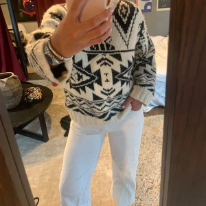 Stickad tröja - Helt perfekt stickad tröja till både vintern och sommaren!! Nyskick! Storlek L så att den blir mer oversized😍!!