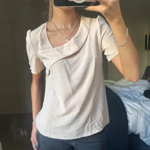 Tröja - Säljer denna söta topp som inte kommit till mycket användning och därav är i superbra skick!💗