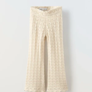 Zara byxor spets/virkat - Säljer dessa jätte fina slutsålda populära virkade byxorna ifrån zara i storlek 11-12 / 152cm. Knappt använda.  Tryck inte på köp nu!!💕💕