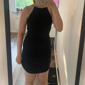 Klänning  - Bra fest klänning, öppen rygg med spets, bra skick 