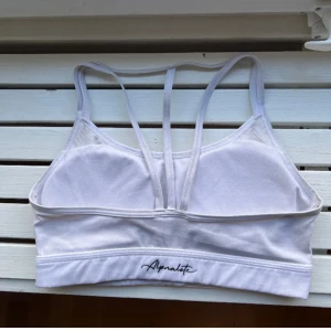 Alphalete sport bh - Superbra skick (en bit av h-et har lossnat, se bild) annars jättefin! Tyvärr lite stor på mig så den har inte använts 💓