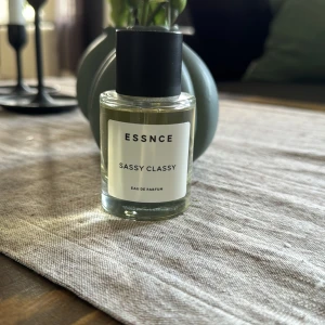 Essnce parfym  - Eau de parfum Sassy Classy från Essnce. Knappt använd, ca 48ml kvar av 50ml. Nypris 360kr