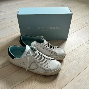 Philippe Model Skor - Använda, men fortfarande i lysande skick!   Köpta från Cetirre för ca 3500kr (sista bilden)  Sulorna är lite slitna vid hälarna, annars är det inga ytterligare, synliga, slitage.  Vid frågor/funderingar är det bara att skicka ett meddelande!