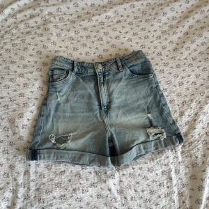 Jeans shorts - Jeansshorts i storlek 152-160 Knappt använda, djurfritt o rökfritt hem😊