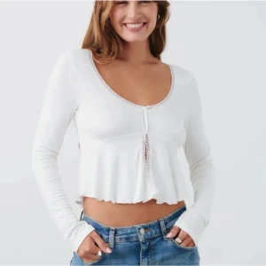 Vit topp - Köptes för 249kr 💘 skriv om ni har någon fråga 💘 bra skick