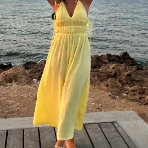 Sommarklänning - En supercharmig och söt långklänning med knytdetaljer