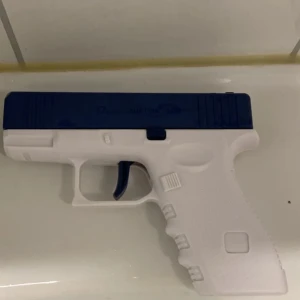 Vattenpistol - (Range) 5 meter den är rolig o leka me lätt o ha den i fickan. Håller mycket vatten