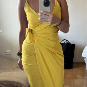 Hm klänning  - Klänning från hm i storlek xs. Använd fåtal gr.