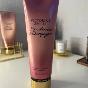 Victoria’s secret body lotion - Hejj, säjer en bodylotion ifrån victoria’s secret då jag bara andvänder vanlilj dofter just nu💕 har andvänt 2-3 gngr så skulle säga att 98% e kvar, den räcker väldigt länge med, köparen står för frakt 🚚 💕
