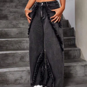 Jeans med en fin design - Vad passar inte mer än fina jeans på en fin sommarkväll när det börjar bli kyligt men man vill se stylist ut fortfarande? Jo dessa exakta jeans letar du efter, Du kommer inte ångra dig!