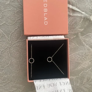 Helt nytt armband och halsband från Edblad  - Super gulligt, nytt och oanvändt matchande armband och halsband från Edblad💞💞  Orginalpris halsband: 299 kr armband: 249 kr  Pris kan diskuteras. Köparen står för frakt💕