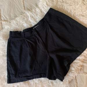 Linen shorts from Gina Tricot. Size M and in great condition.