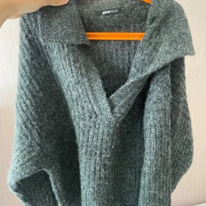 Grå tröja  - Här är en grå tröja som är köpt på Gina förra året. Den har fint skick och är endast använd några gånger. Storlek S. Perfekt att ha inför hösten eller svala sommarkvällar!