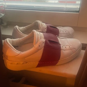 Valentino skor  - Säljer mina jättesnygga valentino skor som jag köpt på vestaire för några år sedan, har inte använt jättemycket, skorna har inga skosnören och hålen är igentäppta då modellen ser ut så ❤️ skriv för fler bilder 