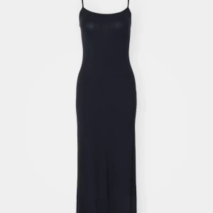 Klänning - Skims-inspirerad maxiklänning från Gina tricot i svart. Använd vid ett fåtal tillfällen 🥰
