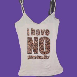 Graphic tanktop - Egentryckt linne! Går att tvätta! Linnet skiftar i ljusrosa men främst creme/ beige 