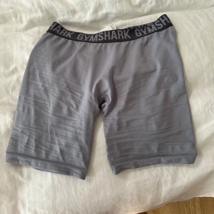 Gymshark - Seamless shorts från gymshark gammal model finns ej kvar. Lila shorts i storlek S fint skick inte mycket använda!💜