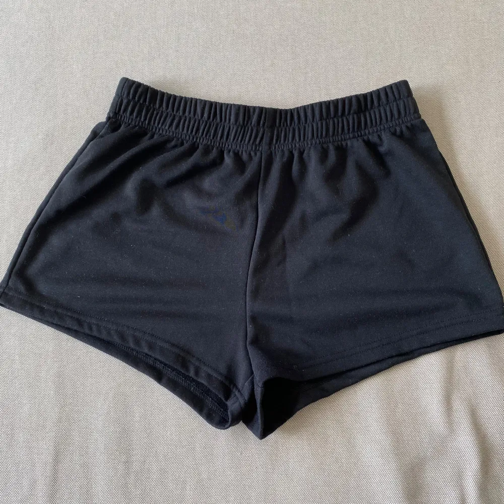 Ett par korta mjukis shorts!  Köpte dom förra året och använt 1 gång Skicket är nytt och bra. Shorts.