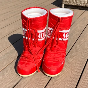 Moon boots - Använda fåtal gånger, lite smutsiga bak till men annars i Top skick❤️  Pris går att diskutera 