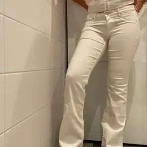 Så fina och sköna vita jeans