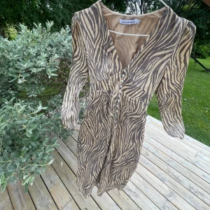 Adoore klänning🌺🌺 - Säljer denna sjukt snygga ”Adoore Paris Zebra Dress” som endast är testad🦓🌺