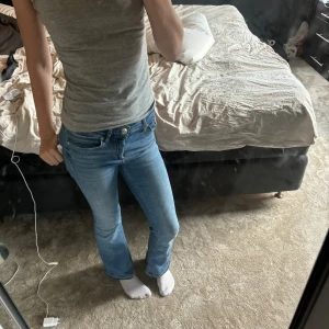 Jeans - Jättefina jeans som är lågmifajde/mellan. Den är upprspättade lägst ner. 