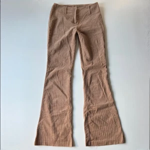 Mönstrade byxor - Beige / bruna lågmidjade bootcut byxor i manchestertyg från United Colors Of Benetton. Dragkedjan fungerar, de är bara för små i midjan. Midjemått: 72 cm. Innerbenslängd: 81 cm. Min vän på bilderna är 167 cm 💓