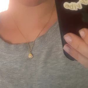 guldpläterat halsband  - halsband från muli collection har ej kvar påsen som följde med. använder ej endast använd en kort period 