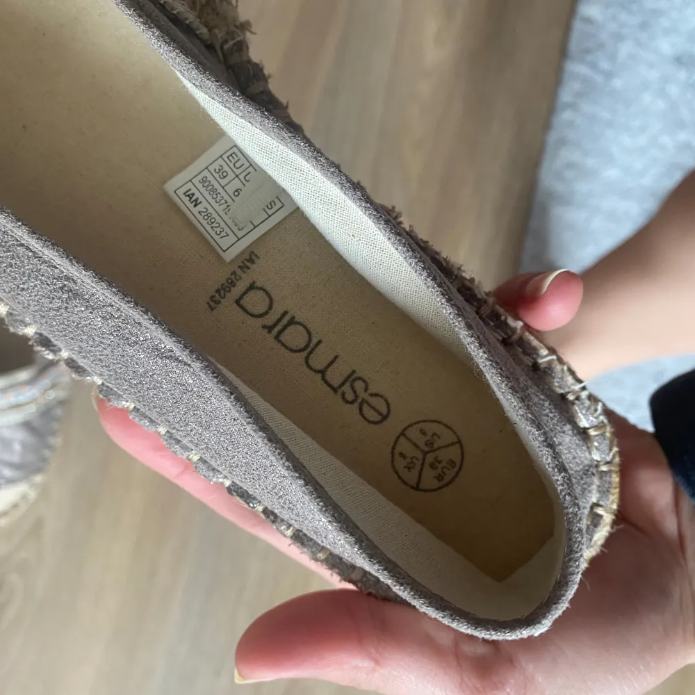 Espadrilles skor aldrig anvĂ€ndđ«¶âšStorlek 40. KengĂ€t.