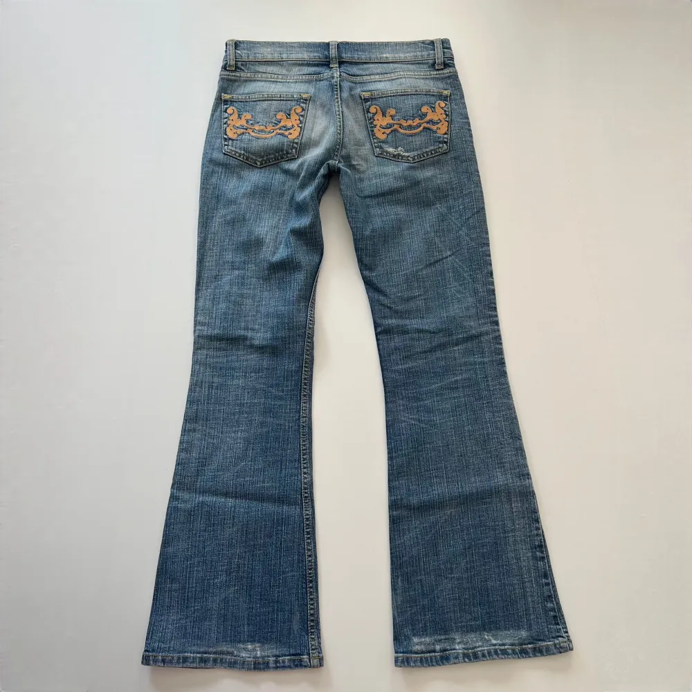 Vintage lågmidjade bootcut jeans, står inget märke. Midjemått: 74 cm, 37 cm rakt över. Innerbenslängd: 78 cm. De har några slitningar men tror det tillhör designen. Min vän på bilderna är 167 cm 💓. Jeans & Byxor.