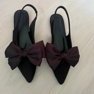 Ballerina med rosett - Ballerina med rosett som är såå snygga. Storlek 35, men mer som en 36/37 för passar mig som pendlar mellan dessa storlekar. Rosetten går att ta av o på genom ett spänne! 150+frakt.