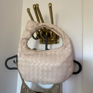 Väska - Söt liten beige väska i fakeskinn material med Knut. Endast andvänd fåtal gånger