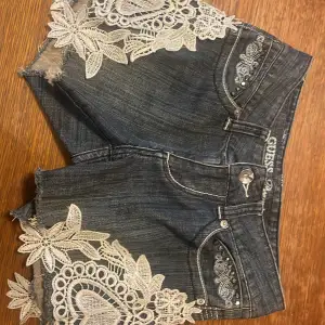 Coola Jean-shorts med spetts och strass detaljer!! Nästan oanvänd och köpta på second-hand