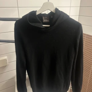 Oscar Jacobson hoodie - Använd ett par gånger skick 7/10 köpt för 1499  