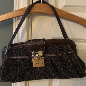 Väska DKNY - Fin väska i brunt från DKNY med monogram 