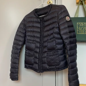 Moncler jacka🥰 - Säljer denna jätte fina moncler jacka pris kan diskuteras❤️