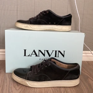 Stekheta lanvins - Dem här skorna är perfekt till grischnators. Storkleken på skorna är Size 8 eller ungefär 42.5/43. Färgen på skorna är marin blå. Jag har köpt nya sulor till skorna och rengört dem. Skorna är väldigt stiliga och perfekt för unga pojkar.  